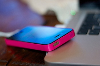 Custodia SwitchEasy NUDE Fuchsia per iPhone 4 Custodia SwitchEasy NUDE Fuchsia per iPhone 4