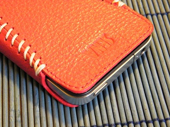 Sena Sarach UltraSlim Red Cream per iPhone 4 Sena Sarach UltraSlim Red Cream per iPhone 4