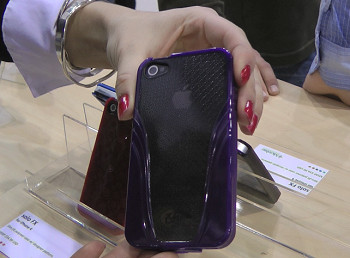 iSkin Solo VU per iPhone 4 (CES 2011) iSkin Solo VU per iPhone 4 (CES 2011)